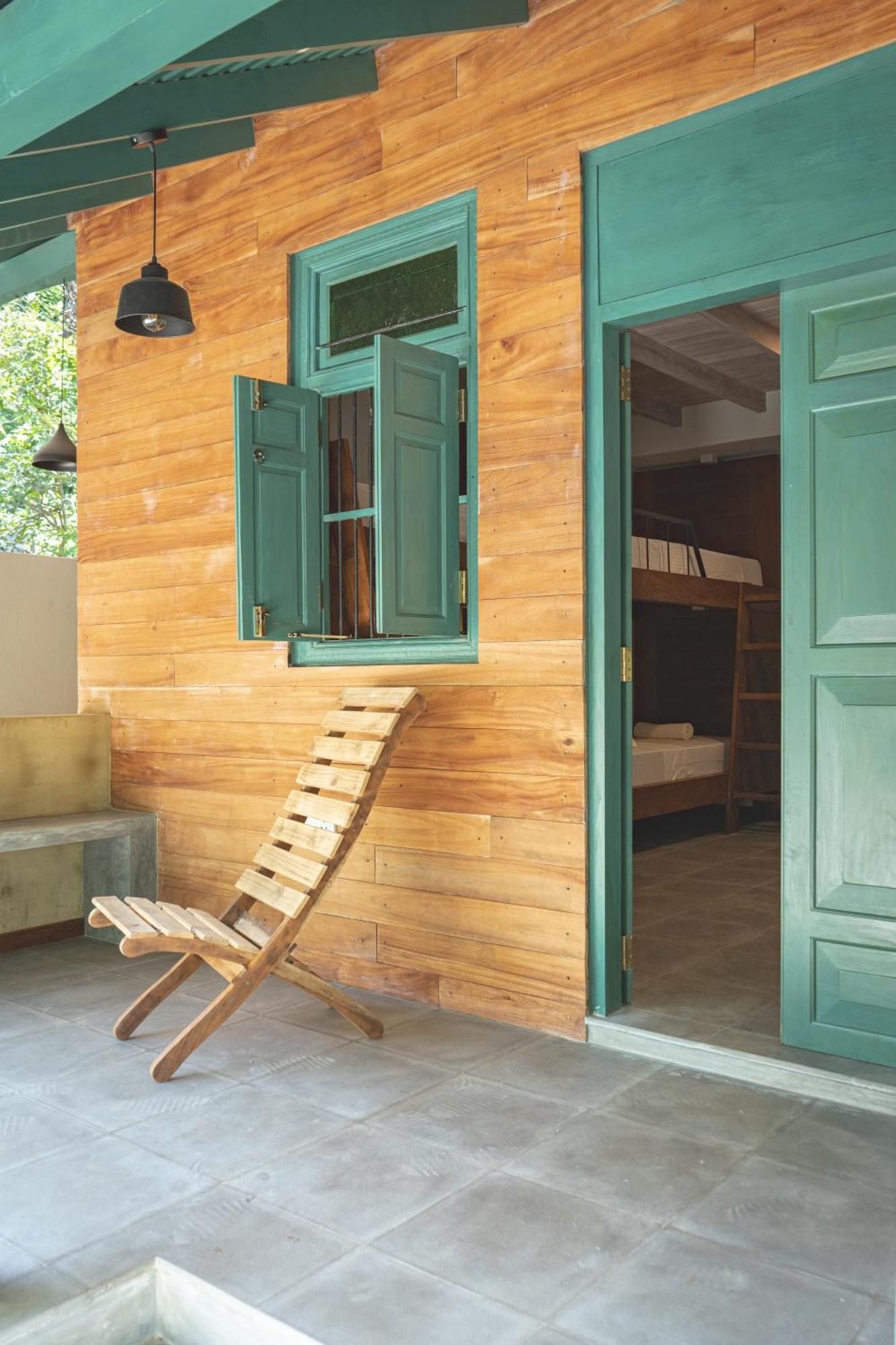 Locos Hiriketiya Hostel Dikwella Exterior foto
