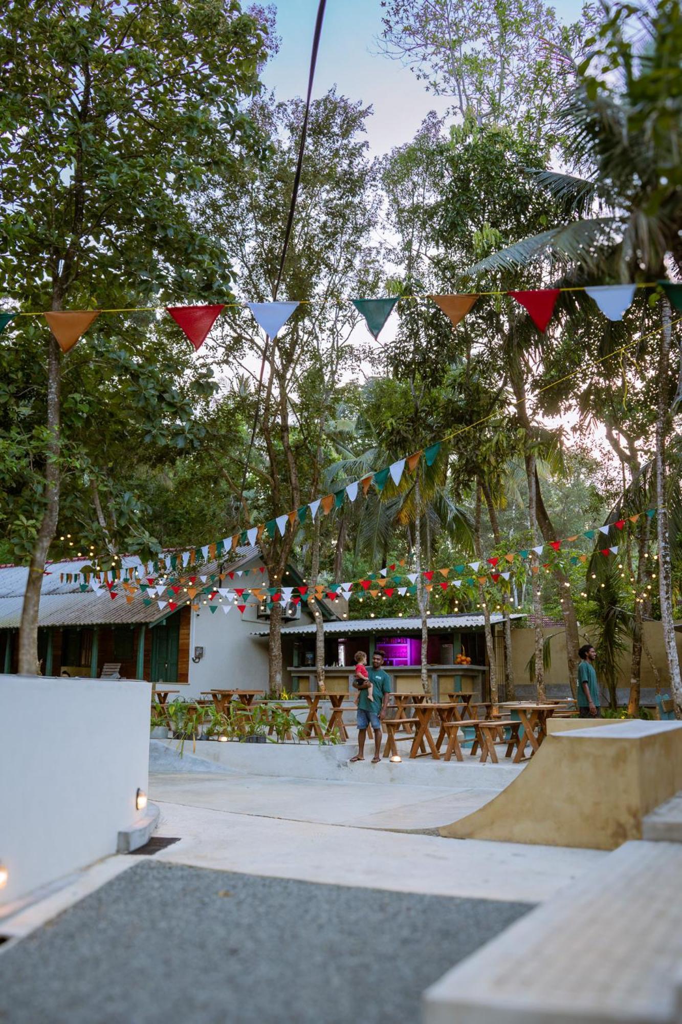 Locos Hiriketiya Hostel Dikwella Exterior foto