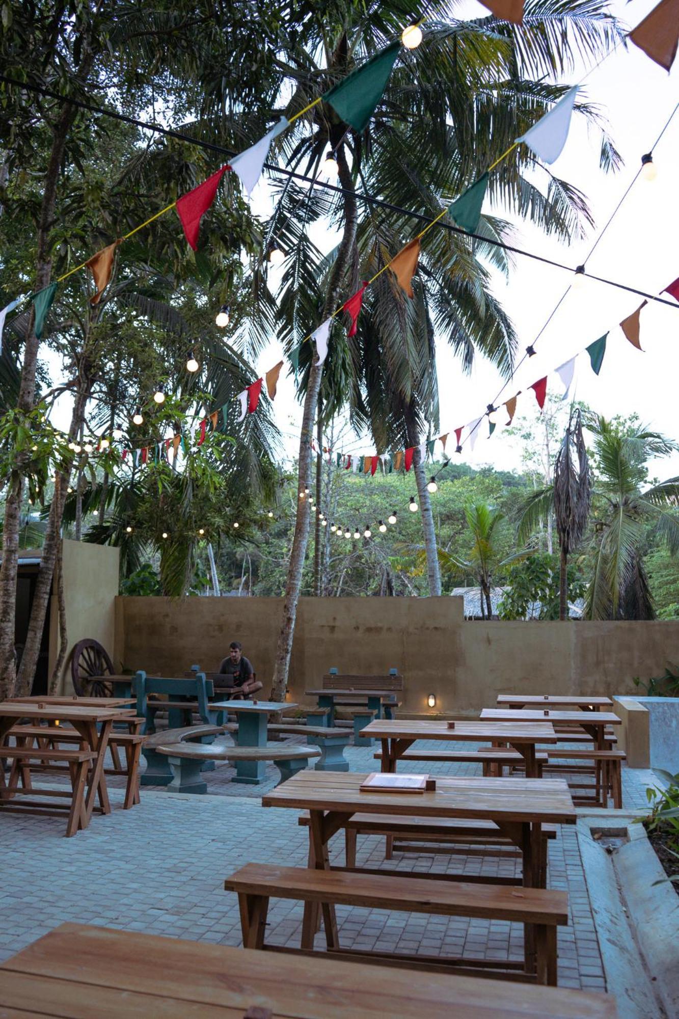 Locos Hiriketiya Hostel Dikwella Exterior foto